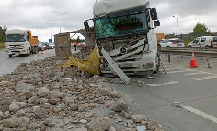 Eyüpsultan'da hafriyat kamyonu ile kamyonetin çarpıştığı kazada 2 sürücü yaralandı