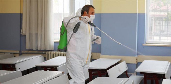 Gaziosmanpaşa'da okullar sınavlar öncesi dezenfekte ediliyor