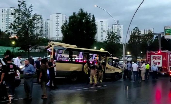 Gaziosmanpaşa'da kaza: Minibüste sıkışan yolcular kurtarıldı