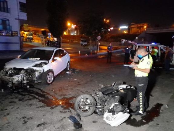 Gaziosmanpaşa’da motosiklet ile otomobil çarpıştı: 1’i ağır 2 yaralı