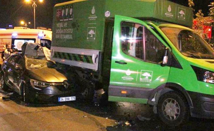 Bayrampaşa'da İBB'nin ağaç bakım aracına otomobil çarptı: 1'i ağır 5 yaralı