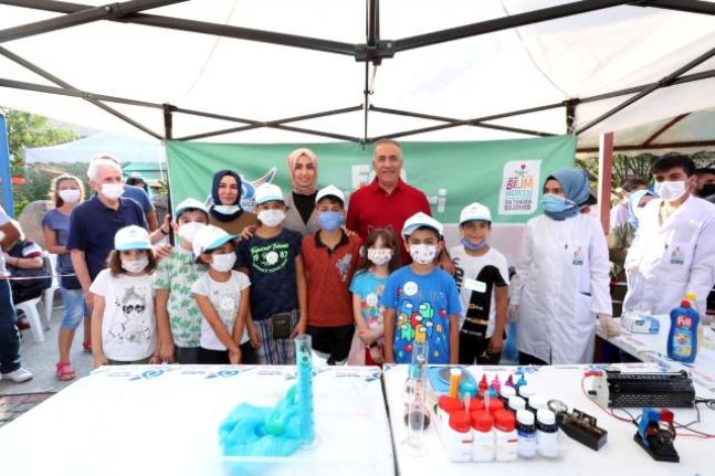 Sultangazi'de 'Bilim Firarda' otobüsü çocuklarla buluştu