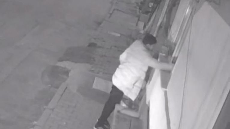 Arnavutköy'de evine giren hırsızla kapıda karşılaştı