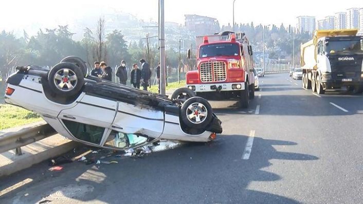 Gaziosmanpaşa'da bariyerlere çarpan araç yan yattı