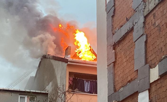 Bayrampaşa’da 4 katlı binanın çatısı alev alev yandı