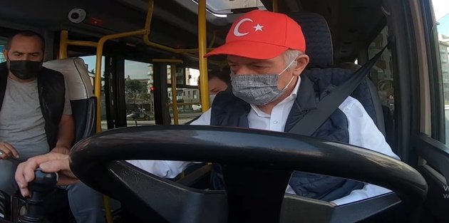 Aydıner, içinde maske, kolonya ve dezenfektan bulunan çantayı yolculara hediye etti.