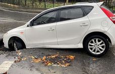 Gaziosmanpaşa'da yağmurda yol çöktü, otomobil çukura düştü