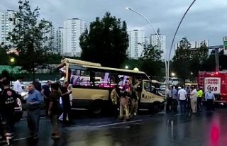 Gaziosmanpaşa'da kaza: Minibüste sıkışan...