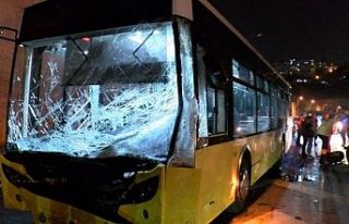 Gaziosmanpaşa’da otomobil İETT otobüsüne çarptı:...