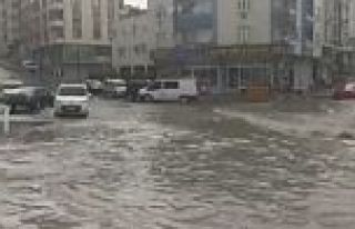 İstanbul'u sel vurdu! Dakikalar içinde göle döndü...