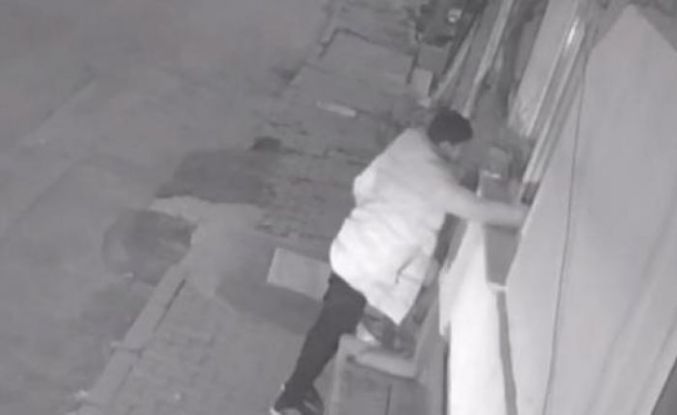 Arnavutköy'de evine giren hırsızla kapıda karşılaştı