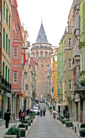 GALATA KULESİ Osmanlı’nın ilk döneminde yeniçeriler tarafından kullanılan, II. Selim zamanında gözlemevine çevrilen kule, 1384 yılında inşa edilmiş. 1794 yılında çıkan yangın nedeniyle zarar gören Galata Kulesi, 1832 yılında II. Mahmut tarafından yeniden yaptırılmış. 1967 yılından beri turistik hizmet veren kuleden, İstanbul manzarasını seyretmek tüm zamanlar için ayrı bir keyif. Galata Kulesi’ni 09.00-20.00 saatlerinde ziyaret edebilirsiniz.