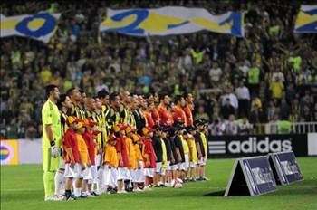 Galatasaray-Fenerbahçe derbisine yaklaştıkça taraftarlar internet ortamında atışmaya başladı.