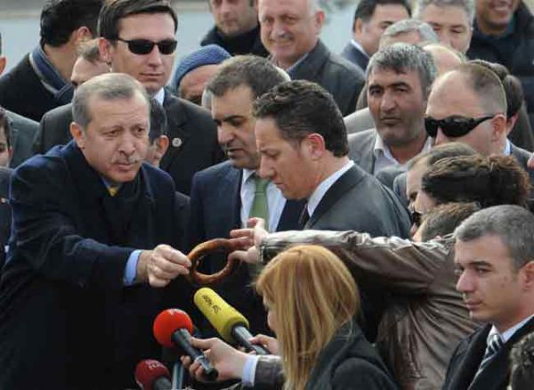 Başbakan Recep Tayyip Erdoğan, Cuma namazını vatandaşla birlikte Hisarcıklıoğlu Beştepe Camii’nde kıldı. Erdoğan, Cuma namazı çıkışında bir simitçinin tezgahındaki tüm simitleri satın alarak, basın mensuplarına dağıttı. 