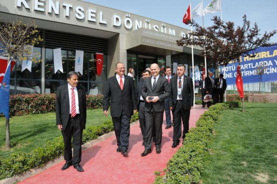 İstanbul’un en büyük yerinde kentsel dönüşüm çalışmalarını yapan Gaziosmanpaşa Belediye Başkanı Dr. Erhan Erol, Başbakan Recep Tayyip Erdoğan’ın takdirini kazandı.