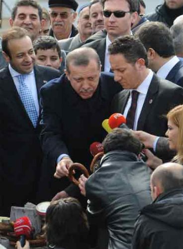 Başbakan Erdoğan, partisinin Genişletilmiş İl Başkanları toplantısının ardından Cuma namazını kılmak için Hisarcıklıoğlu Beştepe Camii’ne gitti. 