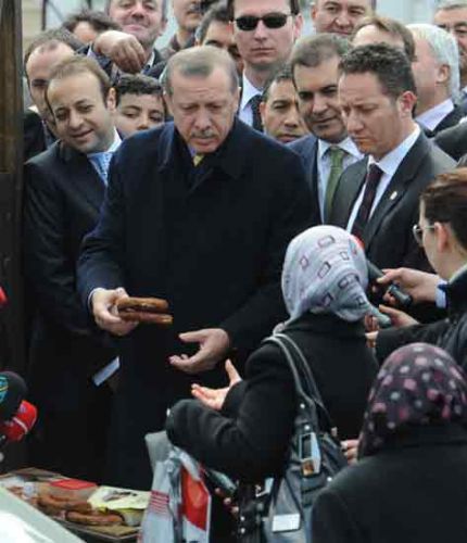Namaz çıkışı vatandaşların yoğun ilgisi ile karşılaşan Erdoğan, bir simitçinin tezgahına yanaştı.