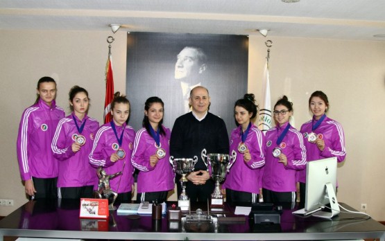 İkinci gün büyük bayanlar 62 Kg'da mücadele eden Merve Tuğçe Zinal üçüncü, dördüncü gün büyük bayanlar 46 Kg'da Fatma Sarıdoğan birinci olurken, 49 Kg'da da Nurgül Çelik üçüncülük elde ederek topladıkları puanlarla kulüp şampiyonluğuna katkıda bulundular.