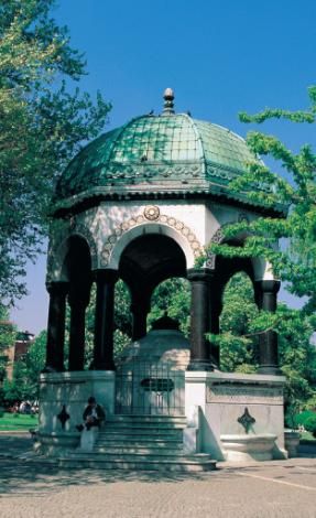 İstanbul’da Sultanahmet Meydanı’nda, Sultan I. Ahmed Türbesi’nin karşısında yer alan tarihi çeşme, Alman İmparatoru II. Wilhelm'in sultana ve İstanbul’a hediyesi. II. Wilhelm’in 1898 yılında yaptığı ziyaretin anısına ithaf edilmiş. Çeşmenin kagir ve metal yapısı Almanya’da hazırlanmış, gemiyle İstanbul’a taşınmış ve 1901’de monte edilmiş. Koyu yeşil renkli kolonları, nakışlı kemerleri ve bakır kaplı kubbesi, çeşmenin en görkemli özelliklerinden.