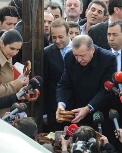100 TL para vererek tezgahtaki tüm simitleri satın alan Erdoğan kendisini izleyen basın mensuplarını da yanına çağırarak satın aldığı simitleri dağıttı.Erdoğan namaz sonrası AKP Genel Merkezi’ne döndü.