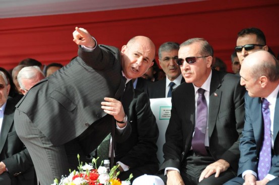 Başkan Erol ile Başbakan Erdoğan’ın samimi konuşmaları tören boyunca devam etti.