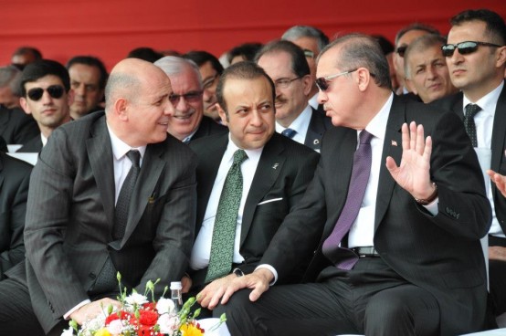 Gaziosmanpaşa’ya gelen Başbakan Recep Tayyip Erdoğan’ı, tören alanında karşılayan Gaziosmanpaşa Belediye Başkanı Dr. Erhan Erol, hemen çalışmalar hakkında bilgi verdi.