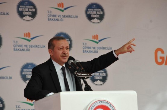 Başbakan Erdoğan, konuşması sırasında sık sık Gaziosmanpaşa Belediye Başkanı Dr. Erhan Erol ile özel olarak konuştuğunu belirterek, “Biz yaşanamayacak durumdaki binaları yıkıyoruz ve yeniden yapıyoruz.