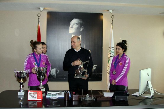 Şampiyonanın ilk gününde büyük bayanlarda 53 Kg'da Gaziosmanpaşa Belediyesi Spor Kulübü'nden Kübra Dürdane Çakır birinci olurken, 57 Kg'da Nergis Gencay ise ikinci oldu.
