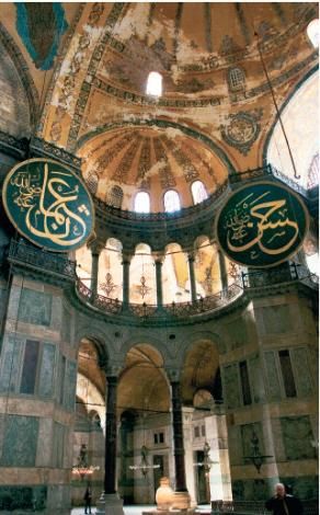 Bizans İmparatoru I. Jüstinyen tarafından 532-537 yılları arasında kilise olarak inşa edilen, Osmanlı döneminde camiye çevrilen Ayasofya, bugün müze olarak hizmet veriyor. Ayasofya, mimarisi, kubbesinden akan ışık seli ve mozaik süslemeleri ile ziyaretçilerini büyülüyor. Müze pazartesi hariç her gün 09.00-19.00 saatlerinde açık