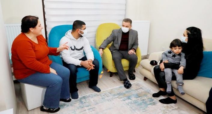 Başkan Usta, 21 Gün Esir Alınan Denizciyi Evinde Ziyaret Etti