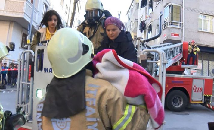 Gaziosmanpaşa&#039;da korkutan yangın! 1&#039;i bebek 3 kişi kurtarıldı