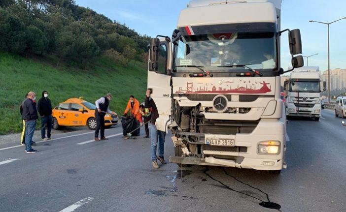 Gaziosmanpaşa&#039;da feci kaza. TIR, taksiye çarptı, şoför ağır yaralandı