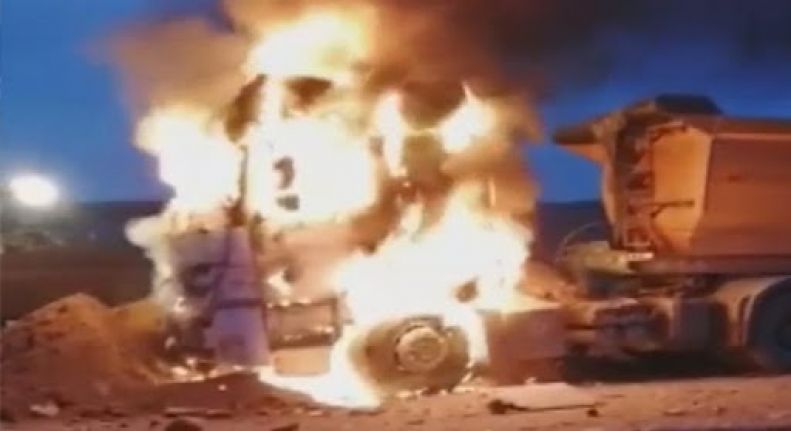 ARNAVUTK&Ouml;Y'DE ALEV TOPUNA D&Ouml;NEN HAFRİYAT KAMYONUNA KEP&Ccedil;EYLE M&Uuml;DAHALE