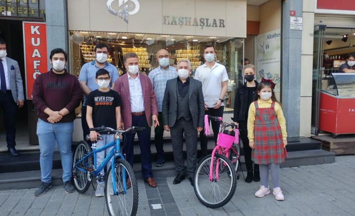 Murat Haşhaş ve Başkan Usta&#039;dan Dünya Bisiklet Günü&#039;nde gençlere hediye!