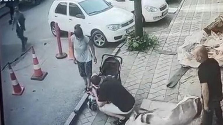 Sultangazi'de 'insanlık &ouml;lm&uuml;ş' dedirten g&ouml;r&uuml;nt&uuml;! Bebekle ilgileniyormuş gibi yapıp...