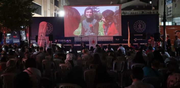 Gaziosmanpaşalılar Yaz Akşamlarının Keyfini A&ccedil;ık Hava Sineması İle &Ccedil;ıkarıyor