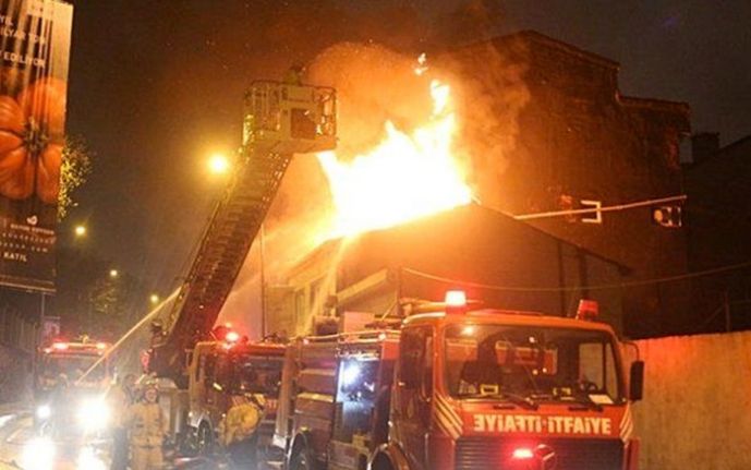 Eyüp Sultan&#039;da korkutan yangın! 5 katlı bir binanın çatısı kül oldu