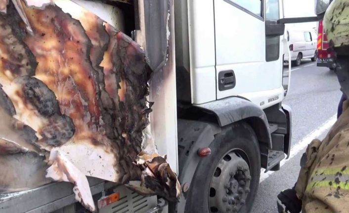 Sultangazi&#039;de kağıt yüklü kamyon seyir halindeyken alev aldı
