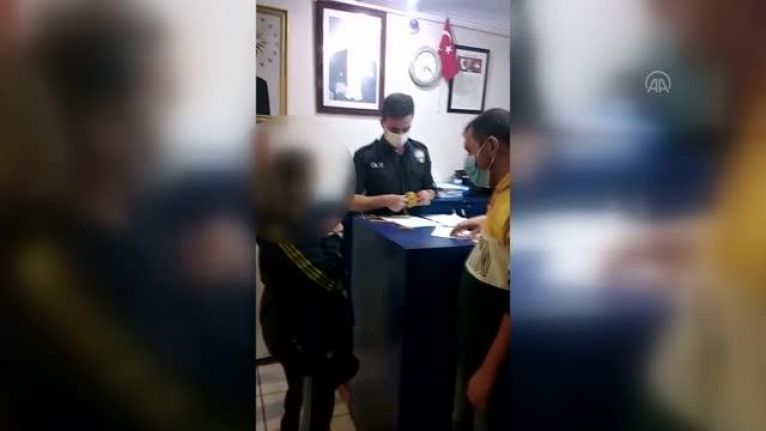 Bayrampaşa&#039;da taksi şoförü, aracında unutulan altınları sahibine teslim etti