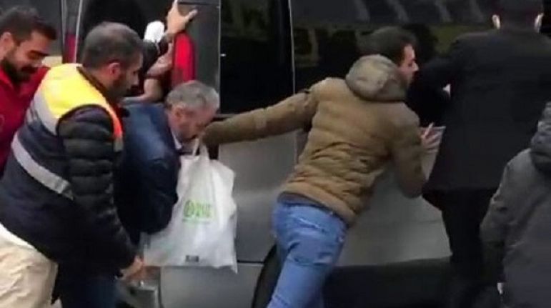 Arnavutköy&#039;de hatalı park edilen aracı vatandaşlar iterek kenara aldı