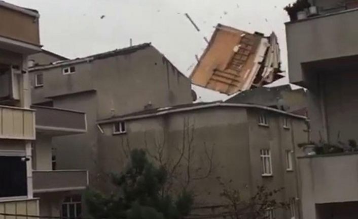 Arnavutköy’de korku dolu anlar! Şiddetli fırtına nedeniyle bir çocuğun üzerine tabela düştü