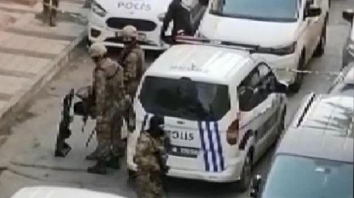 Sultangazi&#039;de cinnet getiren baba dehşet saçtı! 8 yaşındaki oğlunu rehin aldı