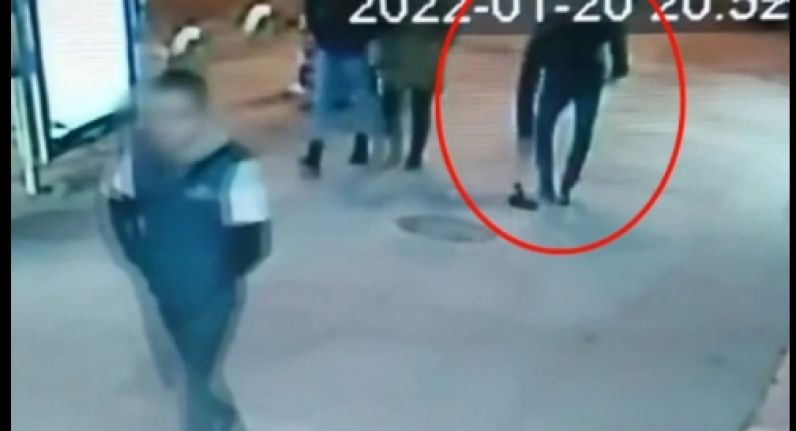 Bayrampaşa'da yere düşürülen para dolu poşeti böyle çaldı