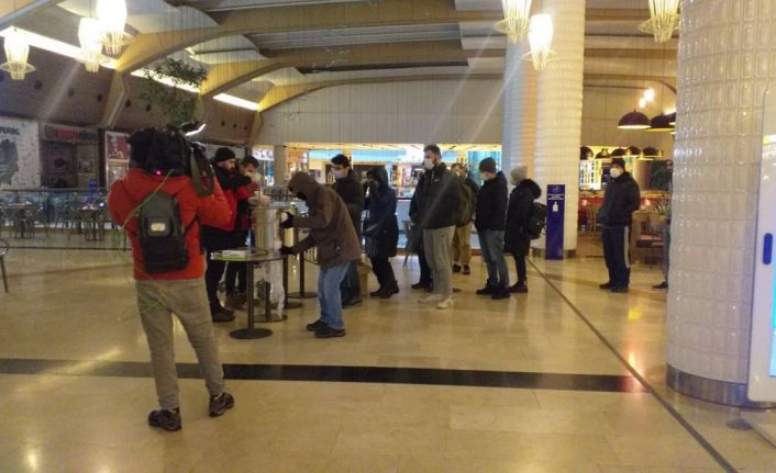 İstanbul&#039;da mahsur kalan 3 bin kişi AVM&#039;de sabahladı