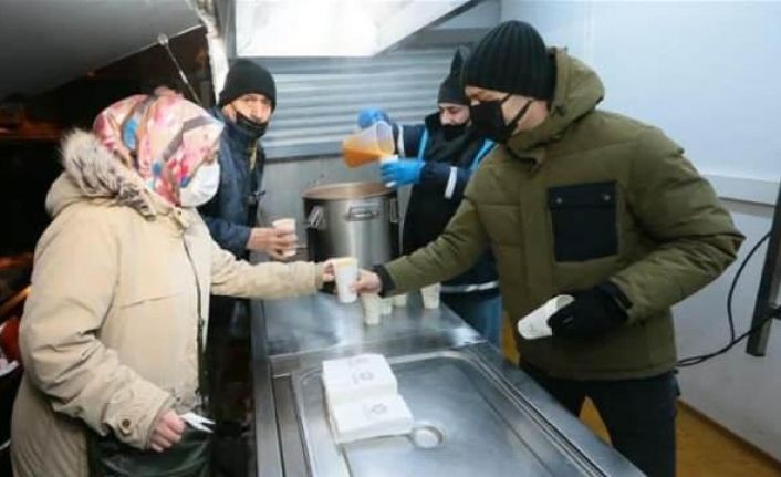 Karda İşe Giden Gaziosmanpaşalılara Sıcak Çorba İkramı