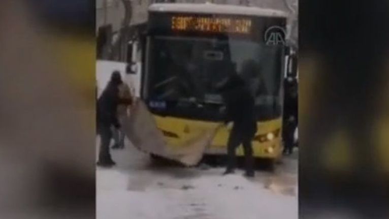 Gaziosmanpaşa&#039;da karlı rampayı çıkamayan İETT otobüsünün altına halı serildi