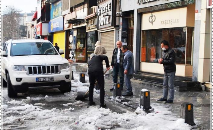 Haftaya kar temizliği ile başlayan Esnaf,belediye ekiplerine yardım için kolları sıvadı!