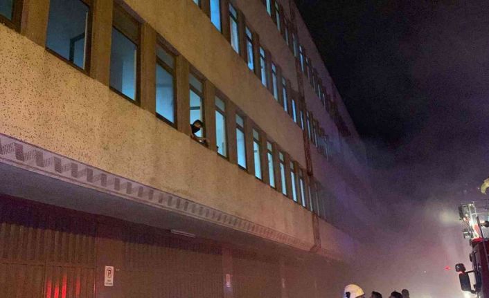 Bayrampaşa'da yangın çıkan iş yerinde mahsur kalan 3 kişiyi ve köpeği itfaiye kurtardı