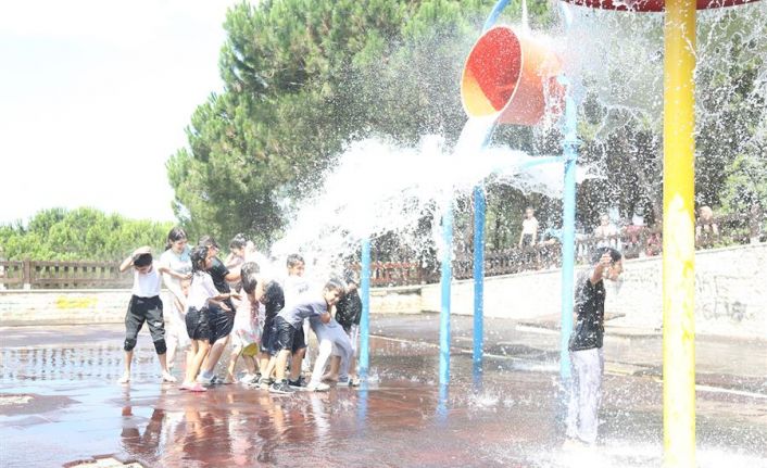 Gaziosmanpaşa'da &Ccedil;ocuklar Hem Eğleniyor Hem Serinliyor