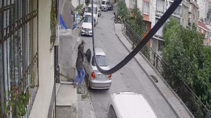Gaziosmanpaşa&#039;da apartman sakini hırsızla daire kapısında burun buruna geldi